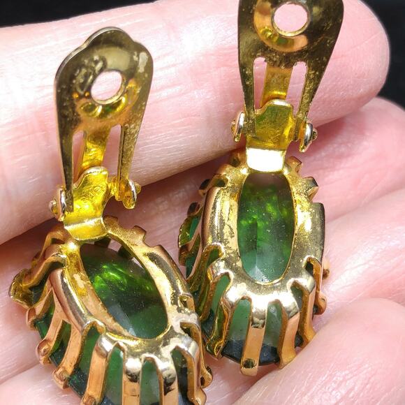 Kramer Austria Green Clip Earrings, Gold Plated, 1950s Vintage Jewelry - Picture 5 of 10